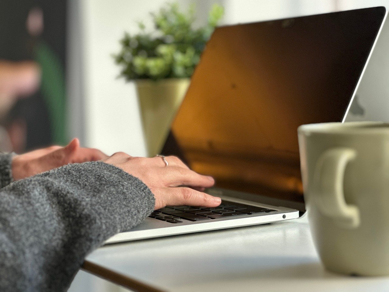 スマホでチャットを利用する在宅のデメリットは何ですか？